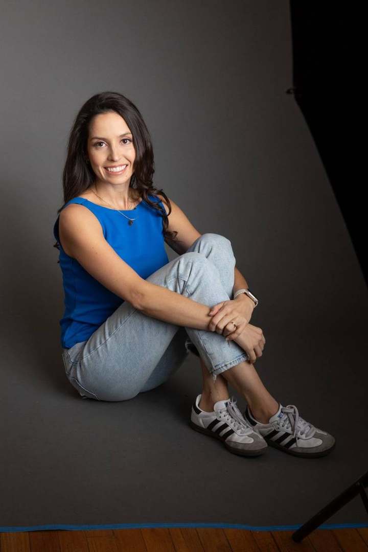Sofi Ostos sentada en el estudio